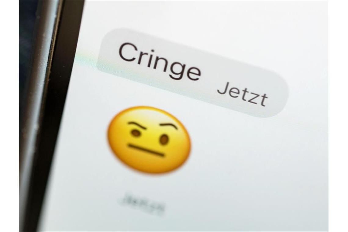 „Cringe“ ist „Jugendwort des Jahres“ 2021 Das Wort „cringe“ ist auf dem Display eines Mobiltelefons zu sehen. Foto: Marijan Murat/dpa/Illustration