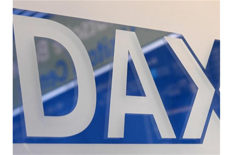 Das Wort „Dax“ steht im Handelssaal der Frankfurter Wertpapierbörse an einer Wand. Foto: Arne Dedert/dpa