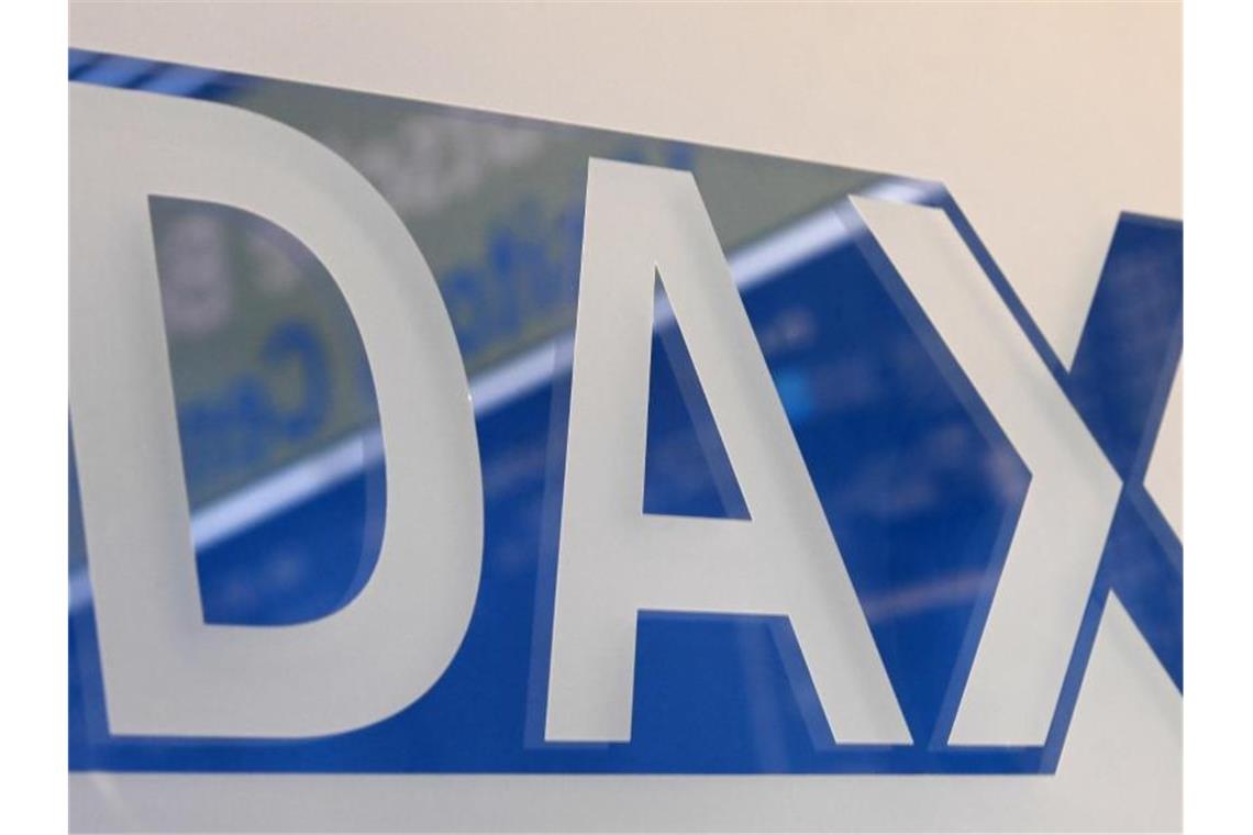 Dax schrammt nur knapp an Rekordhoch vorbei Das Wort „Dax“ steht im Handelssaal der Frankfurter Wertpapierbörse an einer Wand. Foto: Arne Dedert/dpa