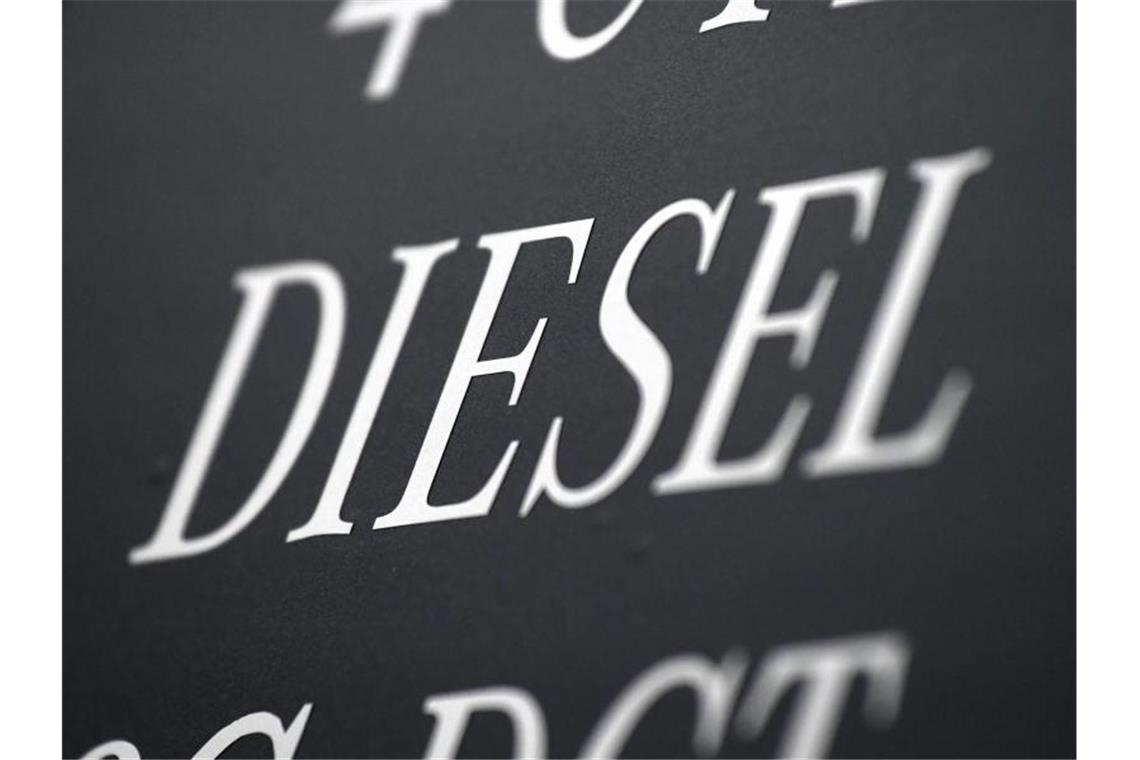 „Dieselklagen“-Welle gegen Daimler am Landgericht Stuttgart Das Wort „Diesel“ steht auf einer Info-Tafel. Foto: Uli Deck/Archiv