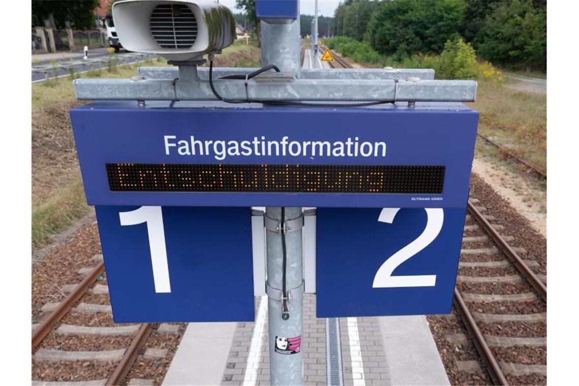 Das Wort „Entschuldigung“ steht auf einer digitalen Anzeigetafel an einem Bahnsteig. Foto: Sebastian Kahnert/dpa-Zentralbild/dpa