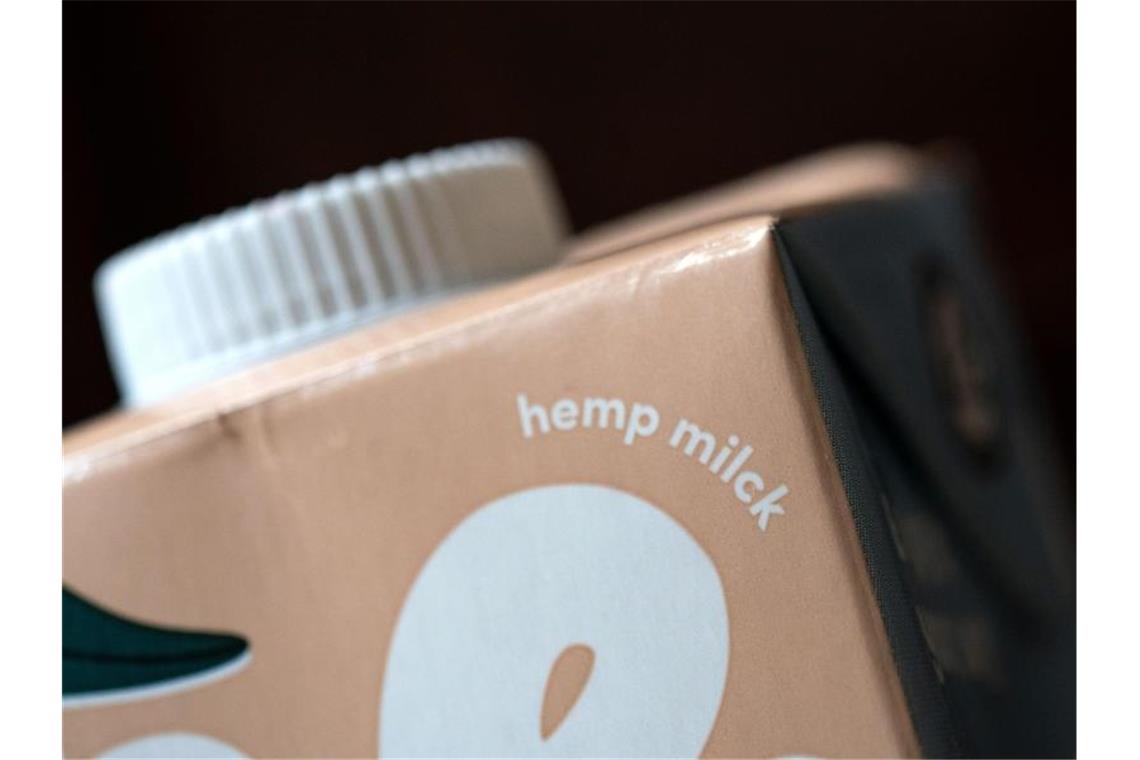 Unternehmen darf nicht mit Kunstwort „Milck“ werben Das Wort „hemp milk“ steht auf der Verpackung einer pflanzlichen Milchalternative aus Hanfsamen. Foto: Marijan Murat/dpa