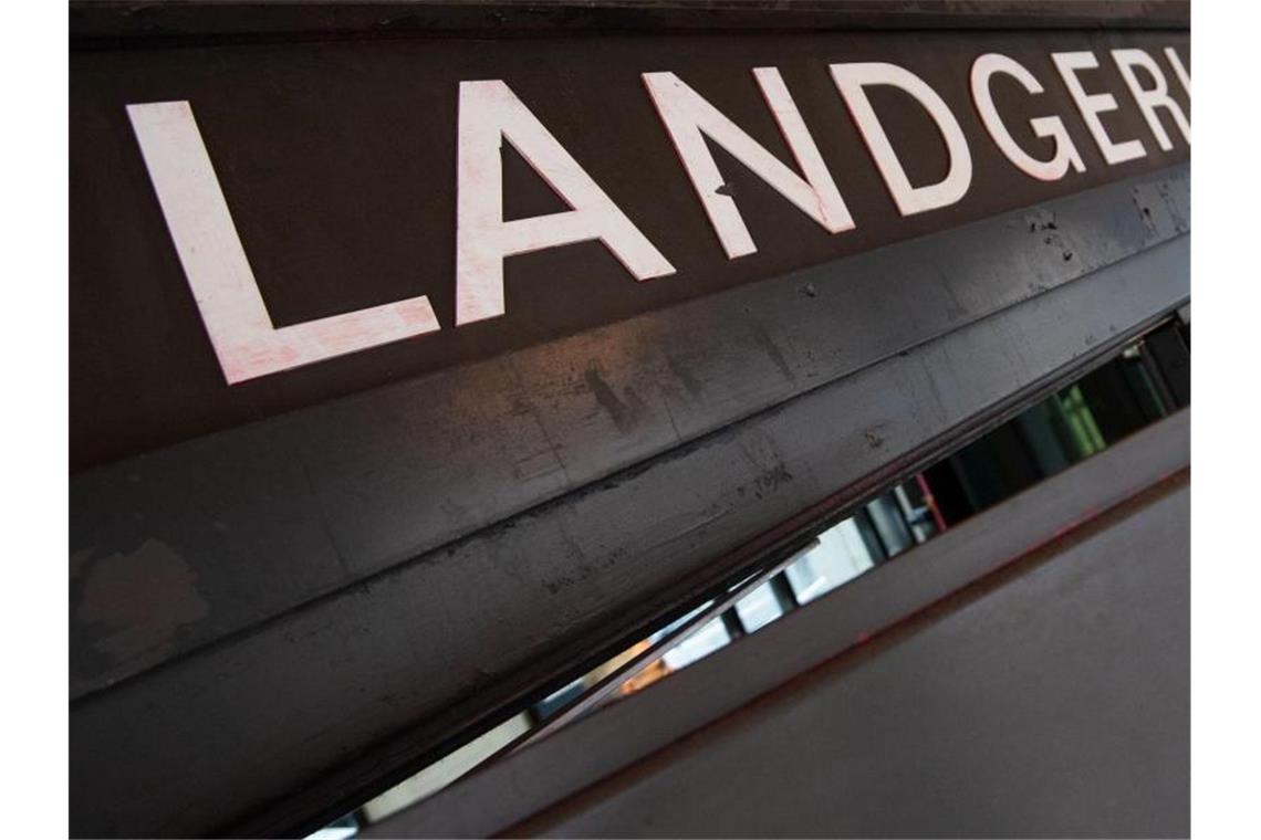 Holzstreit zwischen Land und Sägewerke: Gericht äußert sich Das Wort „Landgericht“ steht an einem Eingang des Landgerichts Stuttgart. Foto: Marijan Murat/dpa
