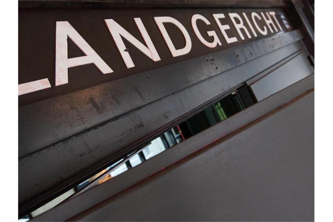 Prozess beginnt: Paketbote rammt Radfahrer und sticht zu Das Wort „Landgericht“ steht an einem Eingang des Landgerichts Stuttgart. Foto: Marijan Murat/dpa/Archivbild