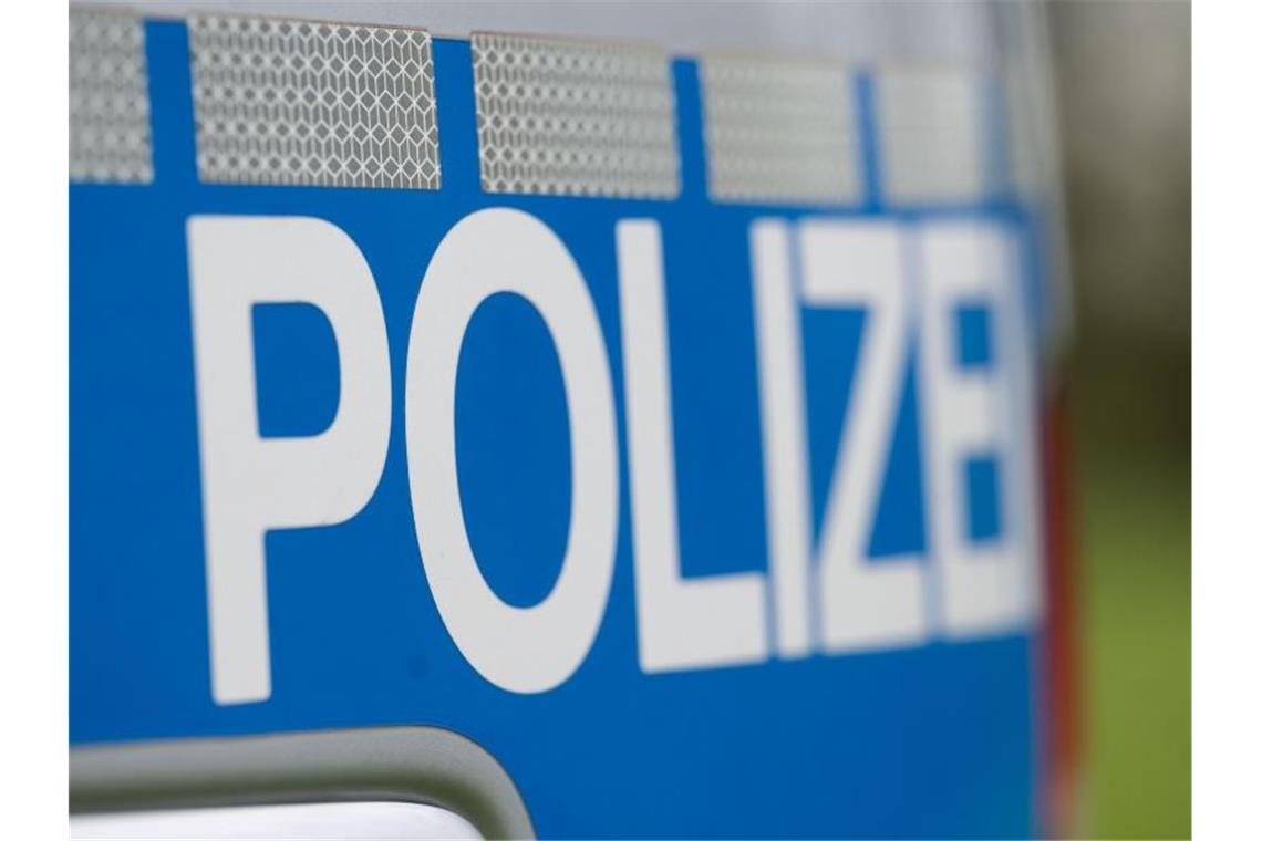 Angriff von Wildtier? 85 tote Hühner im Kreis Rottweil Das Wort "Polizei" steht auf der Karosserie eines Einsatzwagens. Foto: Marijan Murat/dpa/Symbolbild