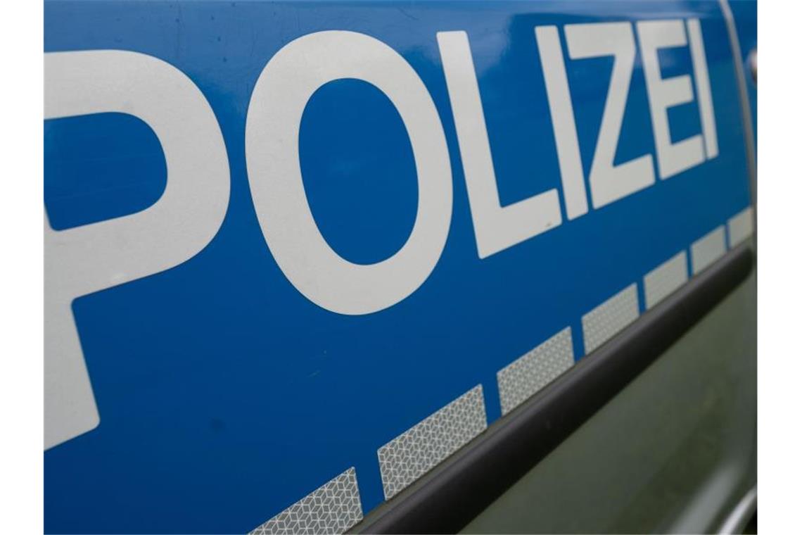 Mann bedroht Polizeibeamte mit Machete Das Wort Polizei steht auf der Karosserie Polizeiautos. Foto: Marijan Murat/dpa/Archivbild