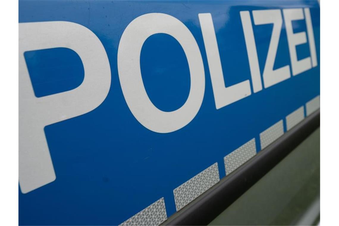 Blutige Polizeikontrolle: Unbekannter weiter auf der Flucht