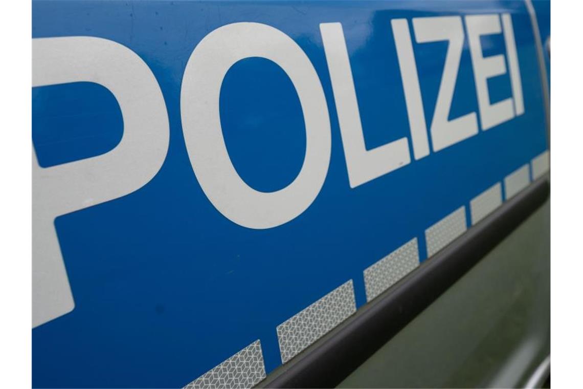 Ermittler suchen weiter nach vermutlich entführtem Sohn Das Wort "Polizei" steht auf einem Einsatzwagen. Foto: Marijan Murat/dpa/Symbolbild