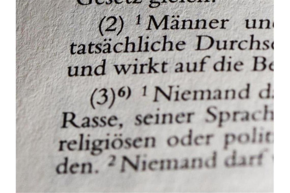 Wie das Wort „Rasse“ in das Grundgesetz kam Das Wort „Rasse“ im im Artikel 3 Absatz 3 des Grundgesetzes. Foto: Jens Kalaene/dpa