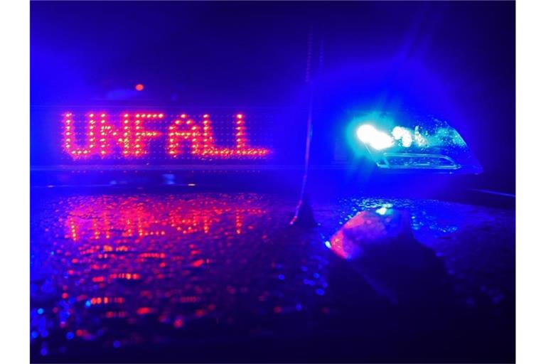 Das Wort „Unfall“ leuchtet auf einem Polizeiauto. Foto: Stefan Puchner/dpa/Symbolbild