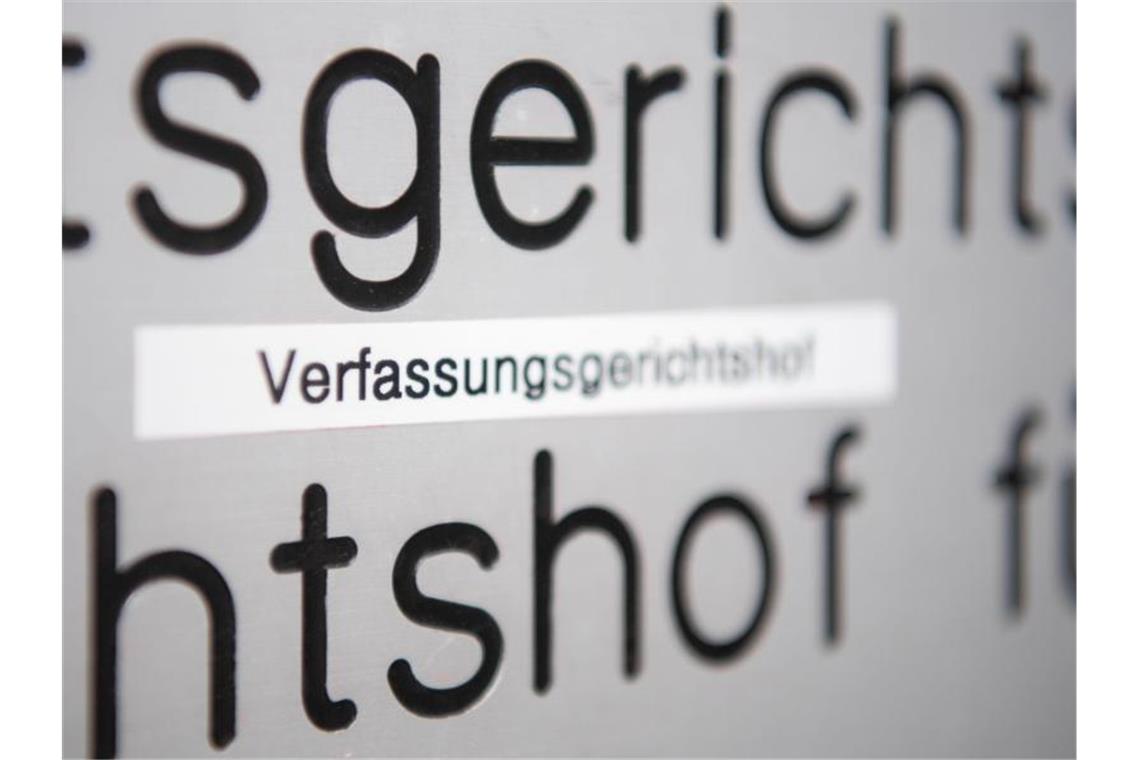 Das Wort „Verfassungsgerichtshof“ steht zwischen zwei Schriftzeilen. Foto: Marijan Murat/dpa/Archivbild