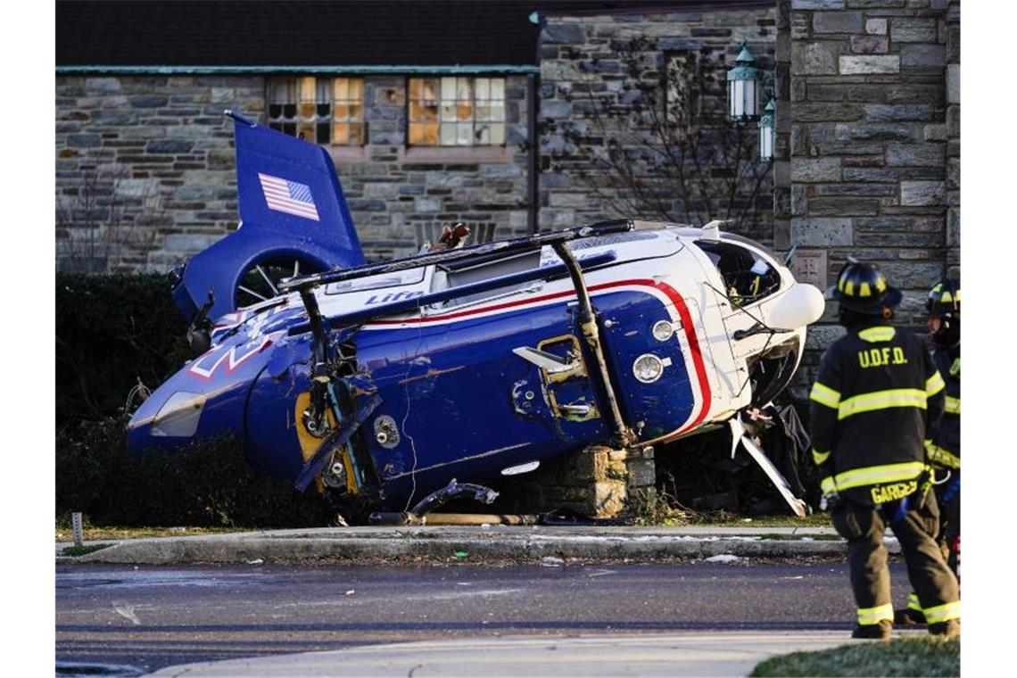 Hubschrauber mit Baby an Bord stürzt über US-Stadt ab Das Wrack des abgestürzten Hubschraubers im Stadtteil Drexel Hill in Upper Darby. Foto: Matt Rourke/AP/dpa