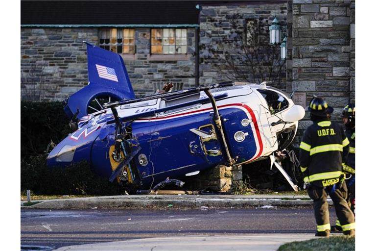 Das Wrack des abgestürzten Hubschraubers im Stadtteil Drexel Hill in Upper Darby. Foto: Matt Rourke/AP/dpa