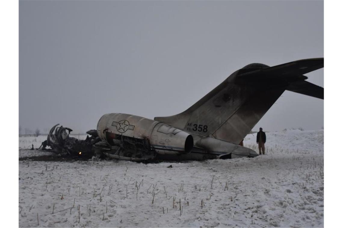 US-Militärjet in Afghanistan abgestürzt Das Wrack des abgestürzten US-Flugzeugs im aghanischen Bezirk Deh Jak. Foto: Saifullah/XinHua/dpa