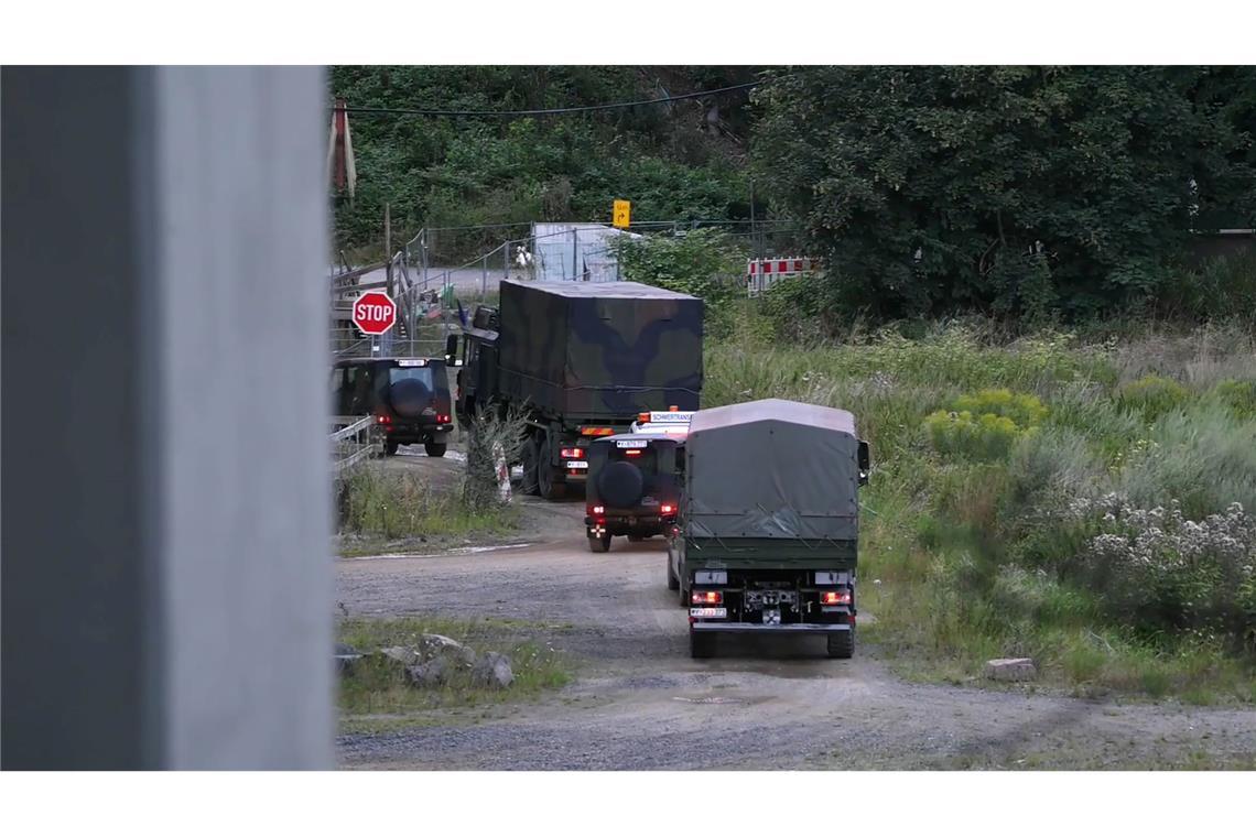 Dritter Insasse nach Helikopter-Absturz tot geborgen Das Wrack des bei Grimma abgestürzten Hubschraubers wurde geborgen. (Archivbild)