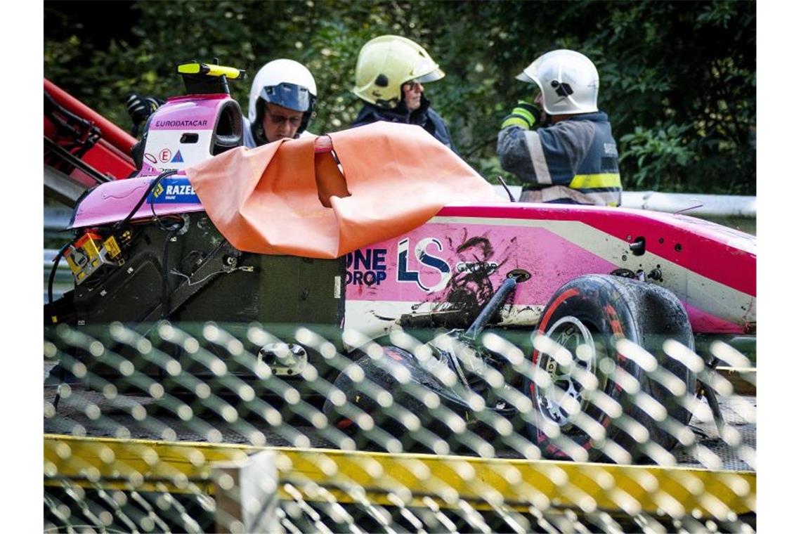 Das Wrack des Rennwagens von Anthoine Hubert nach dem schweren Unfall. Foto: Remko De Waal/ANP