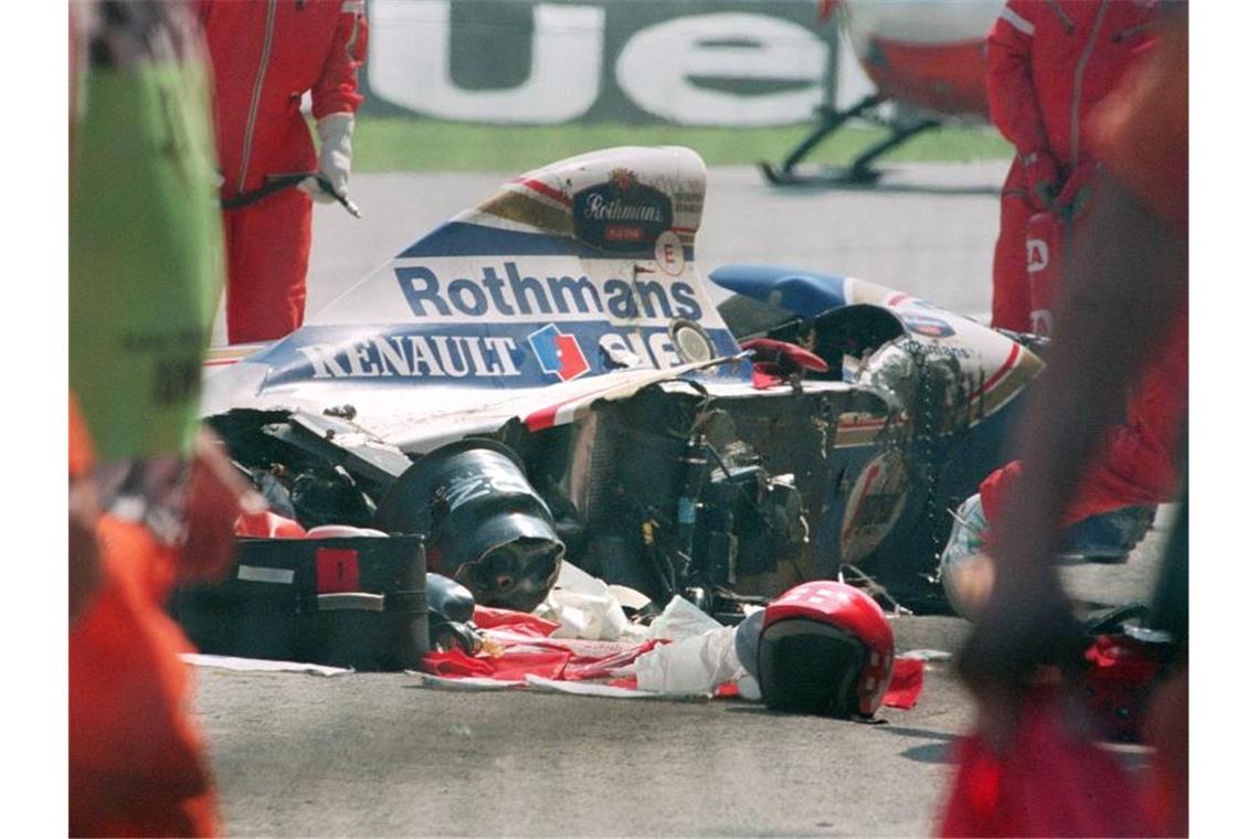 Dunkle Erinnerungen: Formel 1 zum Kurzbesuch in Imola Das Wrack des verunglückten brasilianischen Formel 1-Piloten Ayrton Senna, der bei dem Unfall 1994 starb. Foto: Afp/dpa