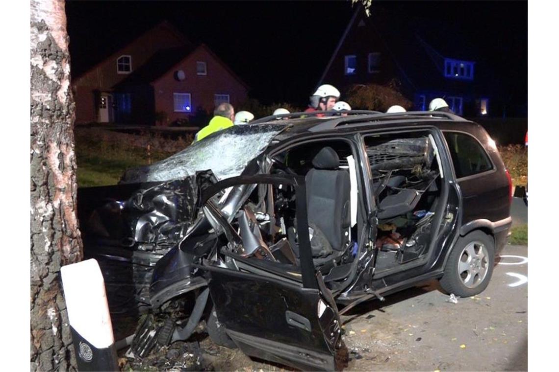 Schwerer Unfall: Überbesetztes Auto prallt gegen Baum Das Wrack des verunglückten Wagens. Foto: -/Nord-West-Media TV/dpa