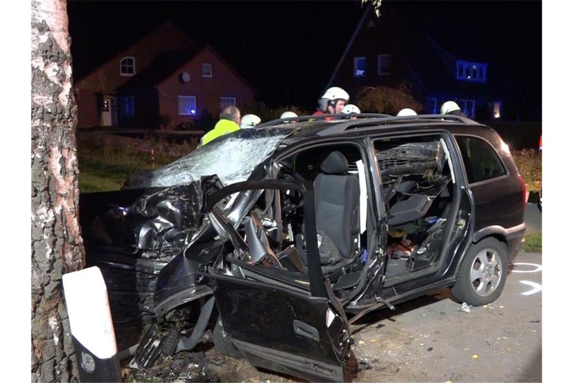 Schwerer Unfall: Überbesetztes Auto prallt gegen Baum