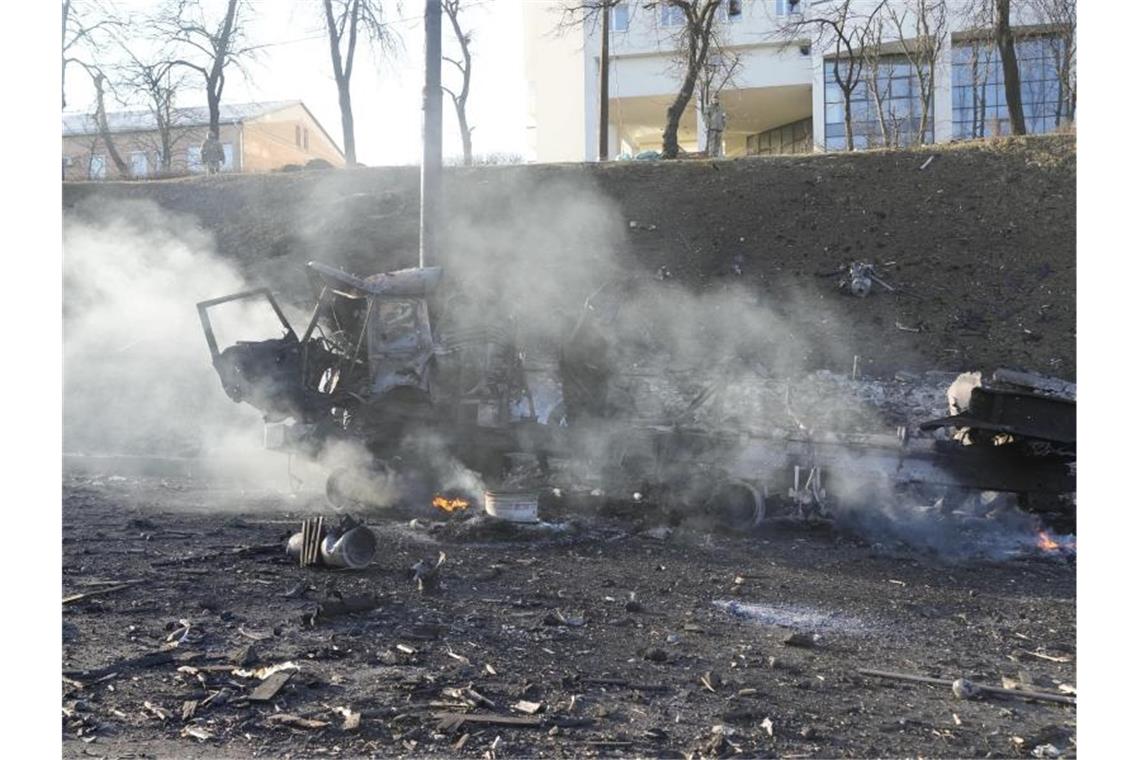 Das Wrack eines brennenden Militärlasters nach einem russischen Angriff in Kiew. Foto: Efrem Lukatsky/AP/dpa