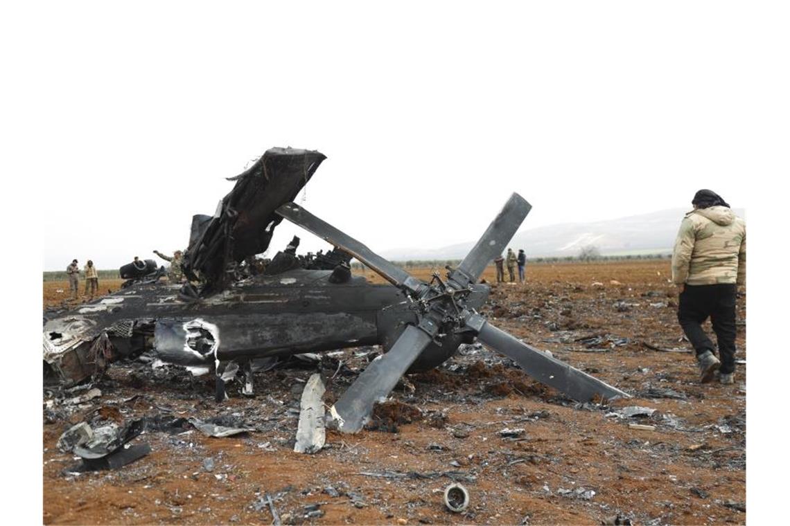 Anführer der Terrormiliz IS getötet Das Wrack eines der bei der Mission eigesetzten US-Militärhubschraubers in der Region Idlib. Foto: Omar Albam/AP/dpa