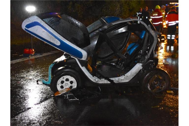 Das Wrack eines Elektrofahrzeugs steht an der Unfallstelle in Eggenstein-Leopoldshafen. Foto: Einsatz-Report24/dpa