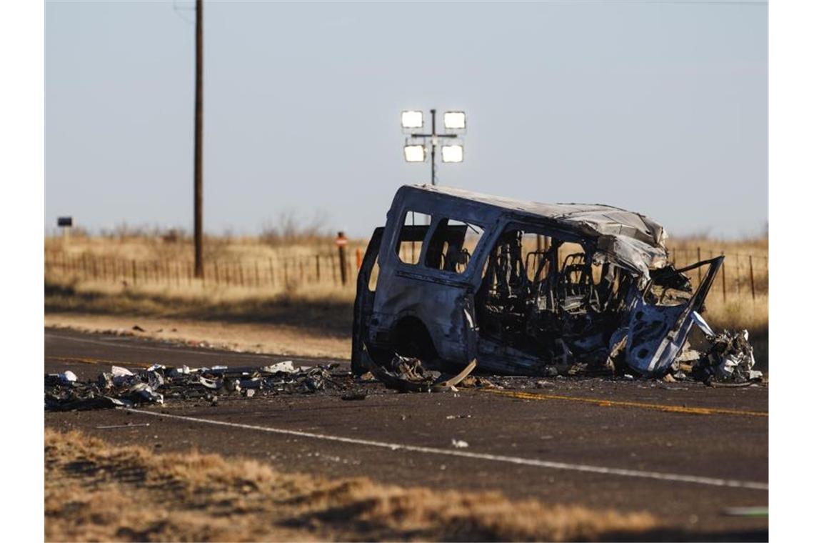 Das Wrack eines Fahrzeugs steht nach dem tödlichen Unfall am Straßenrand. Foto: Eli Hartman/Odessa American/AP/dpa