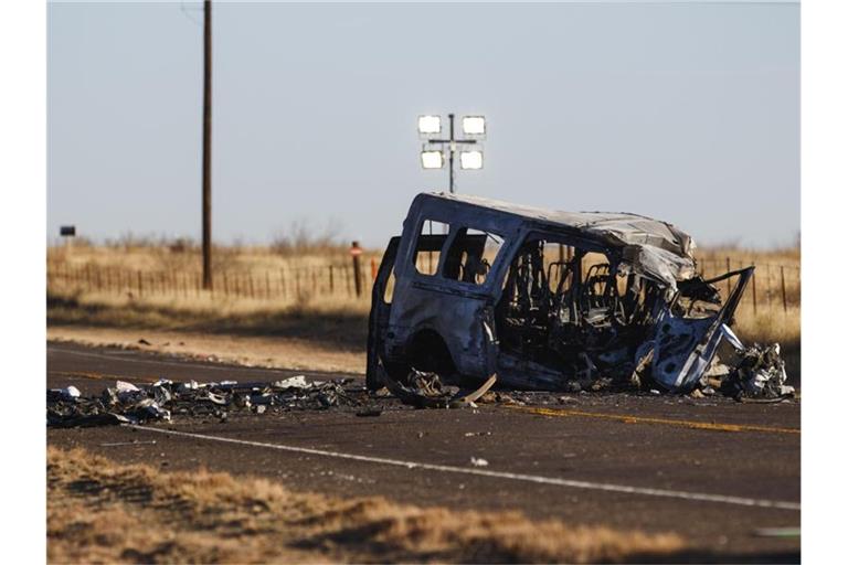 Das Wrack eines Fahrzeugs steht nach dem tödlichen Unfall am Straßenrand. Foto: Eli Hartman/Odessa American/AP/dpa