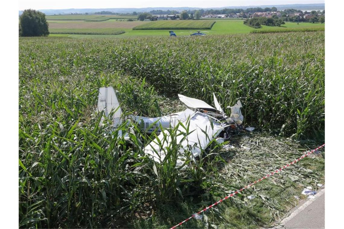 Das Wrack eines Ultraleichtflugzeuges liegt nach einem Absturz an einer Straße zwischen Tiefenbach und Höfen. Foto: Thomas Warnack