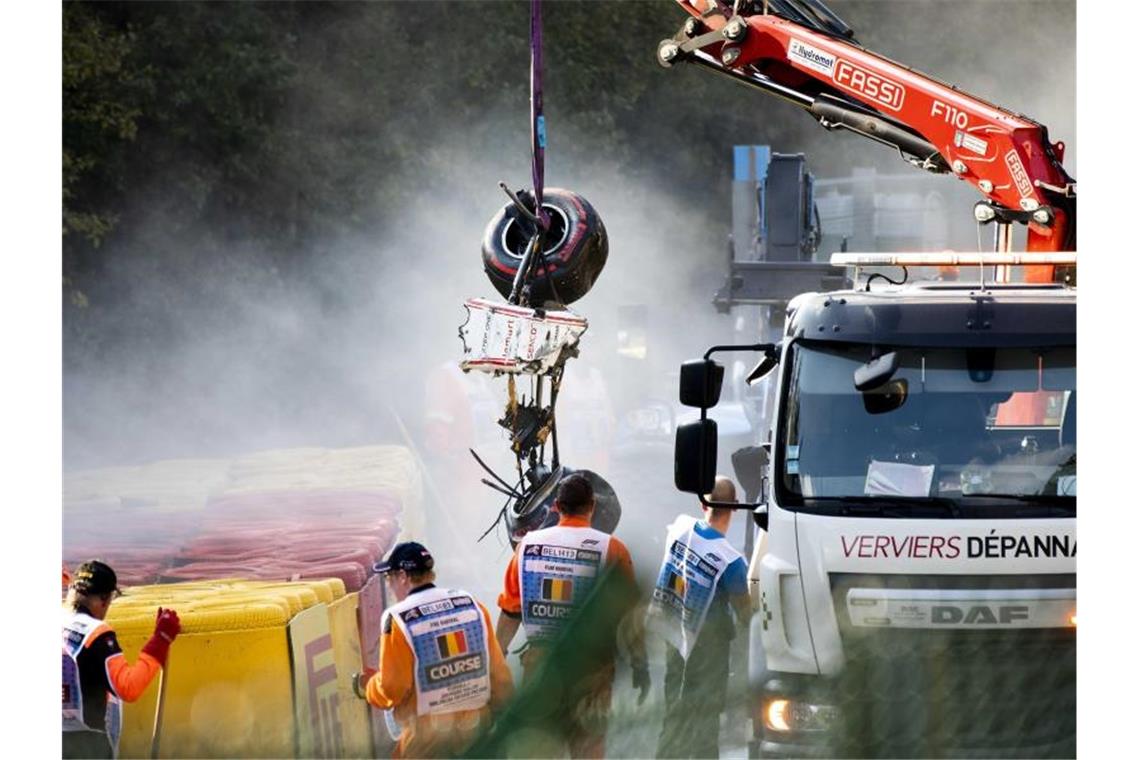 Neue Sorgen nach Atemstillstand um Formel-2-Pilot Correa Das Wrack von dem Rennwagen von Juan Manuel Correa nach einem schweren Unfall in Spa. Foto: Remko De Waal/ANP