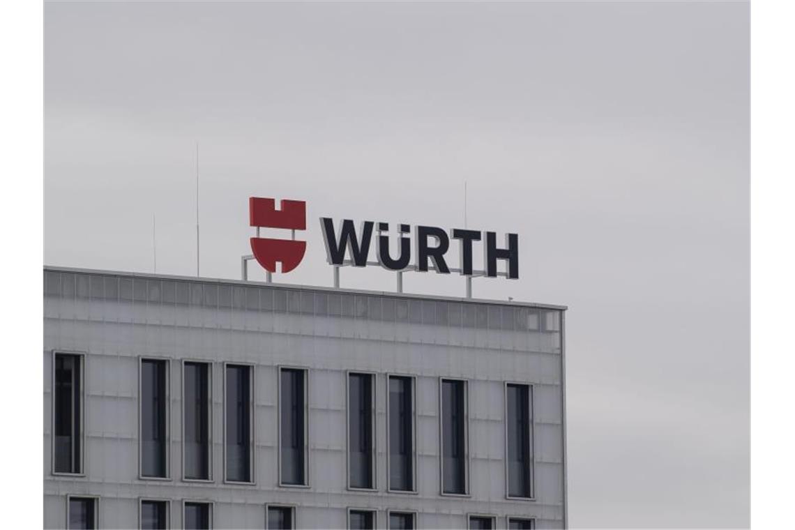 Das Würth-Logo ist auf einem Gebäude des Großhändlers zu sehen. Foto: Marijan Murat/dpa/Archivbild