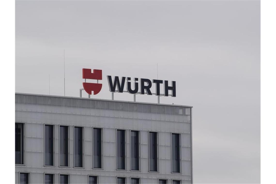 Das Würth-Logo ist auf einem Gebäude des Großhändlers zu sehen. Foto: Marijan Murat/dpa/Symbolbild
