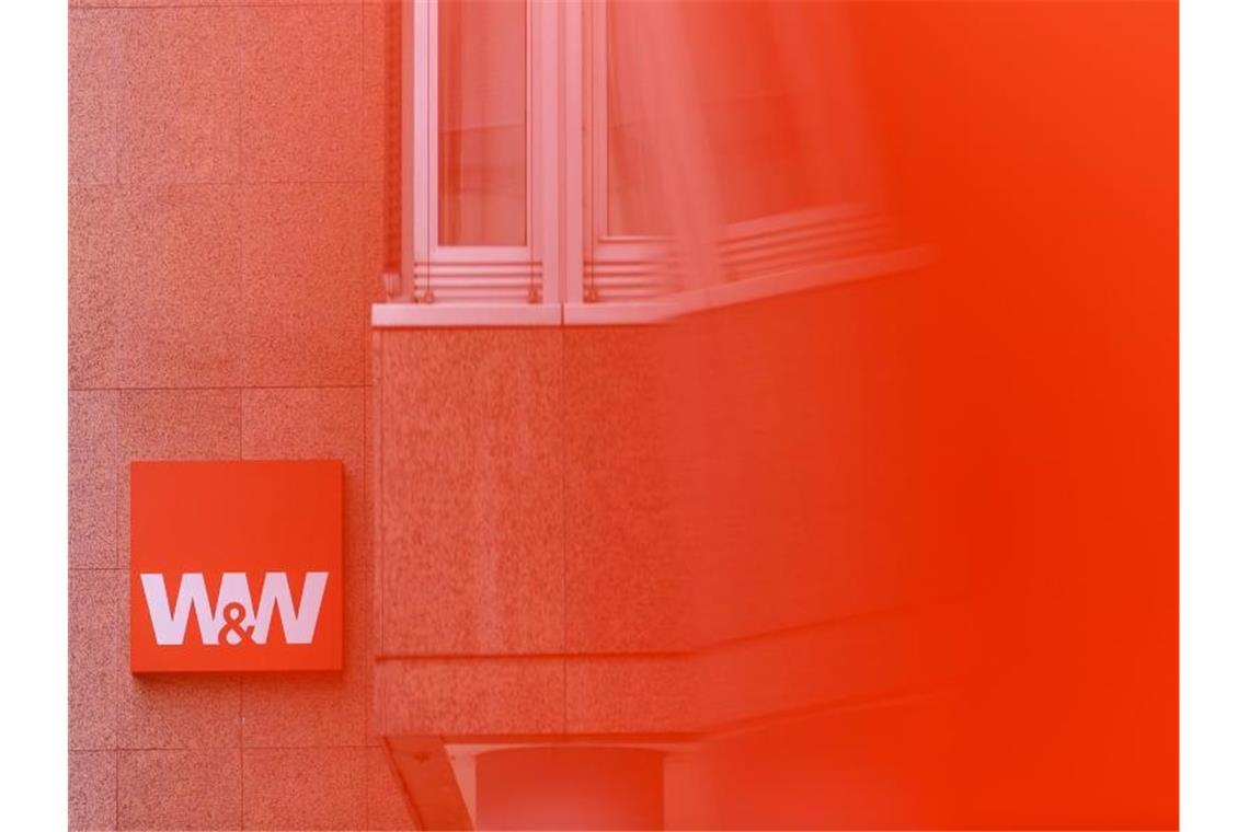 Finanzkonzern Wüstenrot & Württembergische mit Gewinnplus Das W&W-Logo ist an einem Gebäude in Stuttgart zu sehen. Foto: Edith Geuppert/dpa/Archivbild