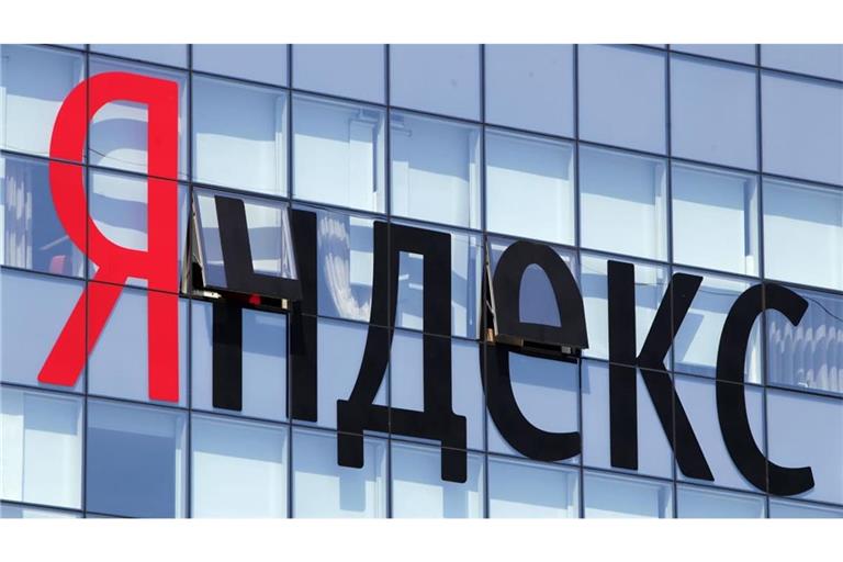 Das Yandex-Logo an der Zentrale des Unternehmens in Moskau, Russland. Ukrainische Angriffe zielten zuletzt immer wieder auf die technische Infrastruktur des Unternehmens. (Archivbild)