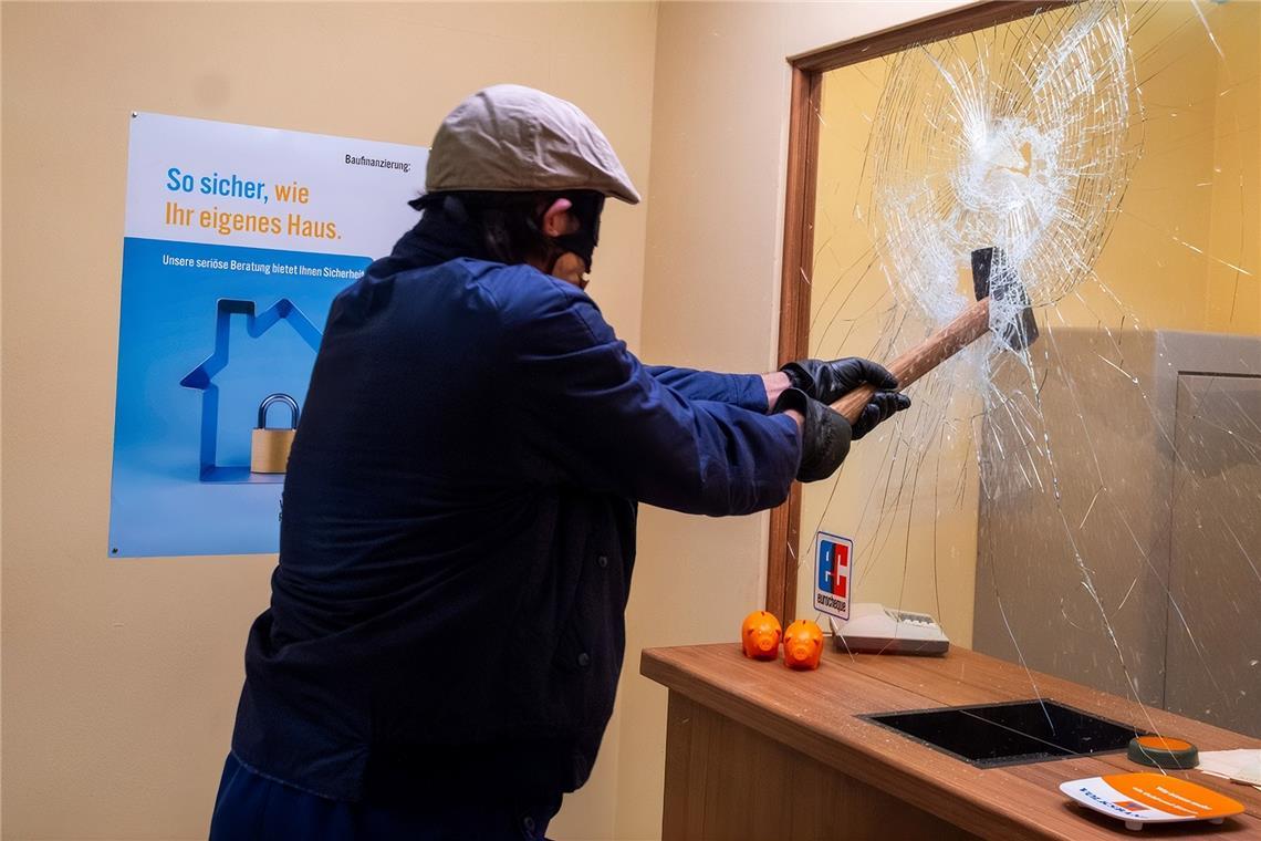 Das ZDF hat für die Sendung die wichtigsten Szenen des Kriminalfalls nachspielen lassen. Foto: ZDF/Saskia Pavek