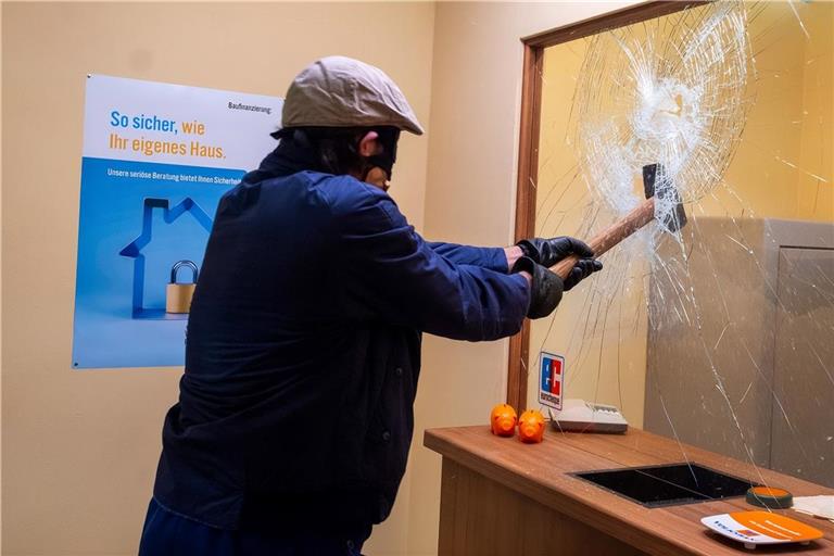 Das ZDF hat für die Sendung die wichtigsten Szenen des Kriminalfalls nachspielen lassen. Foto: ZDF/Saskia Pavek