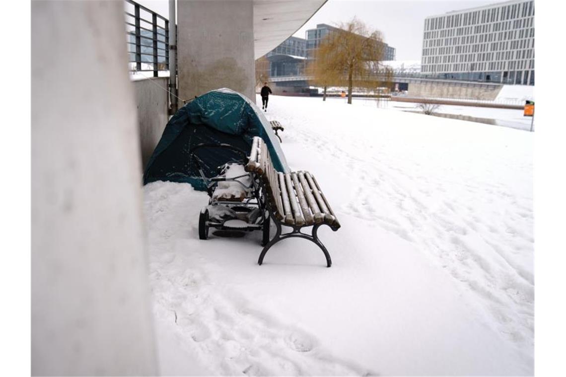 Das Zelt eines Obdachlosen steht bei kalten Temperaturen am Spreeufer im Schnee. Foto: Kay Nietfeld/dpa