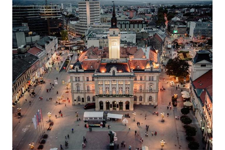 Das Zentrum von Novi Sad bei Nacht. Die nordserbische Stadt ist Kulturhauptstadt 2022. Foto: Jelena Ivanovic/Stiftung Novi Sad 2021/dpa