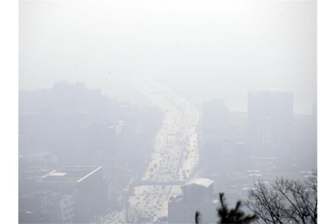 Feinstaub trug 2019 zu 1,8 Millionen Todesfällen bei Das Zentrum von Seoul in einem grauen Dunst, der durch Feinstaub verursacht wird. Foto: YNA/dpa