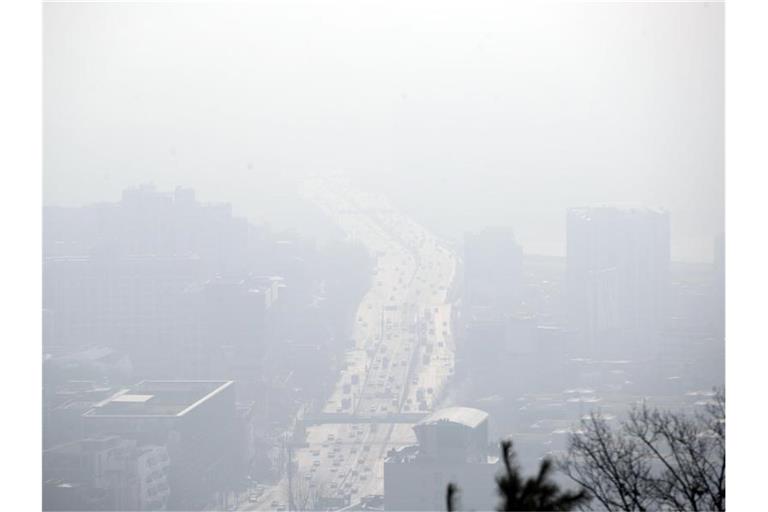 Das Zentrum von Seoul in einem grauen Dunst, der durch Feinstaub verursacht wird. Foto: YNA/dpa