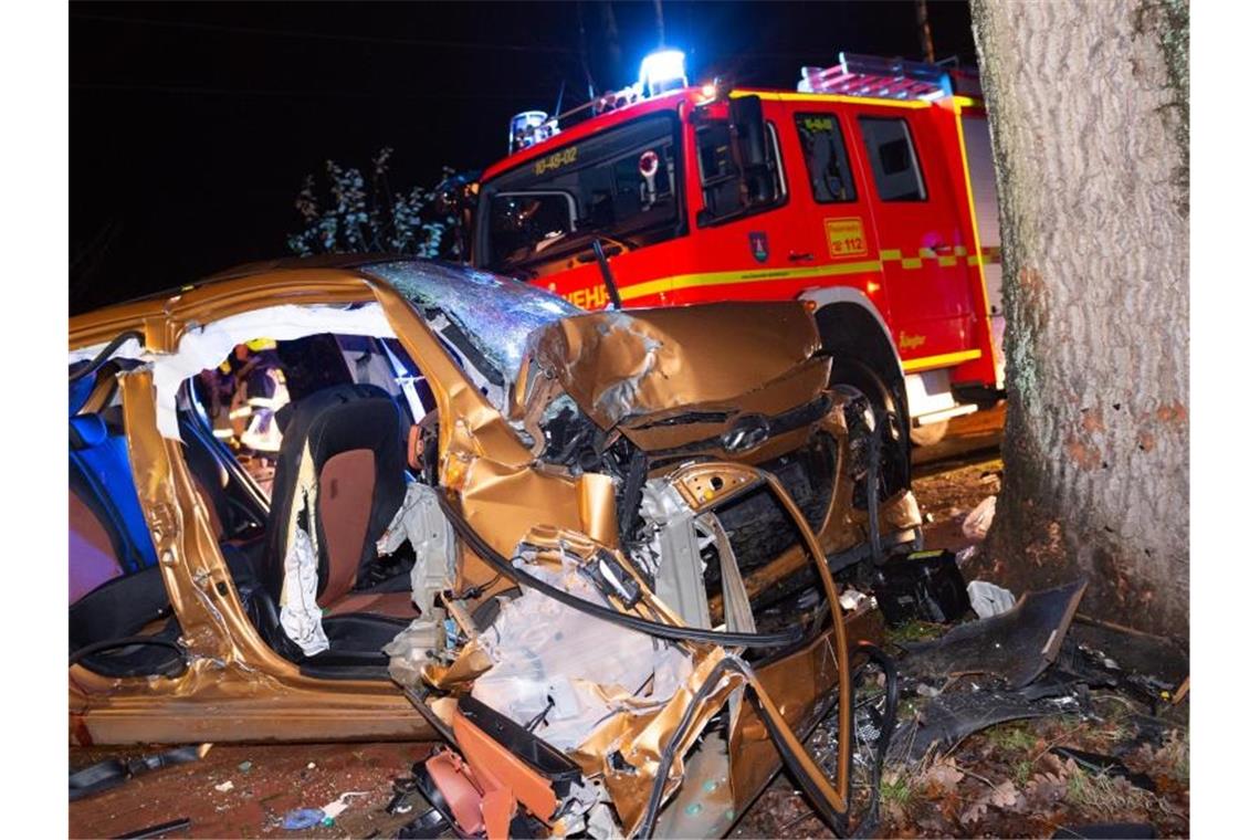 Schwerer Unfall: 19-Jähriger tot, vier Teenager verletzt Das zerstörte Fahrzeug am Unfallort. Foto: Jonas Walzberg/dpa