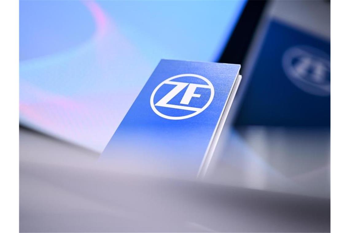 Das ZF-Logo steht auf einem Rednerpult. Foto: Felix Kästle/dpa/Symbolbild