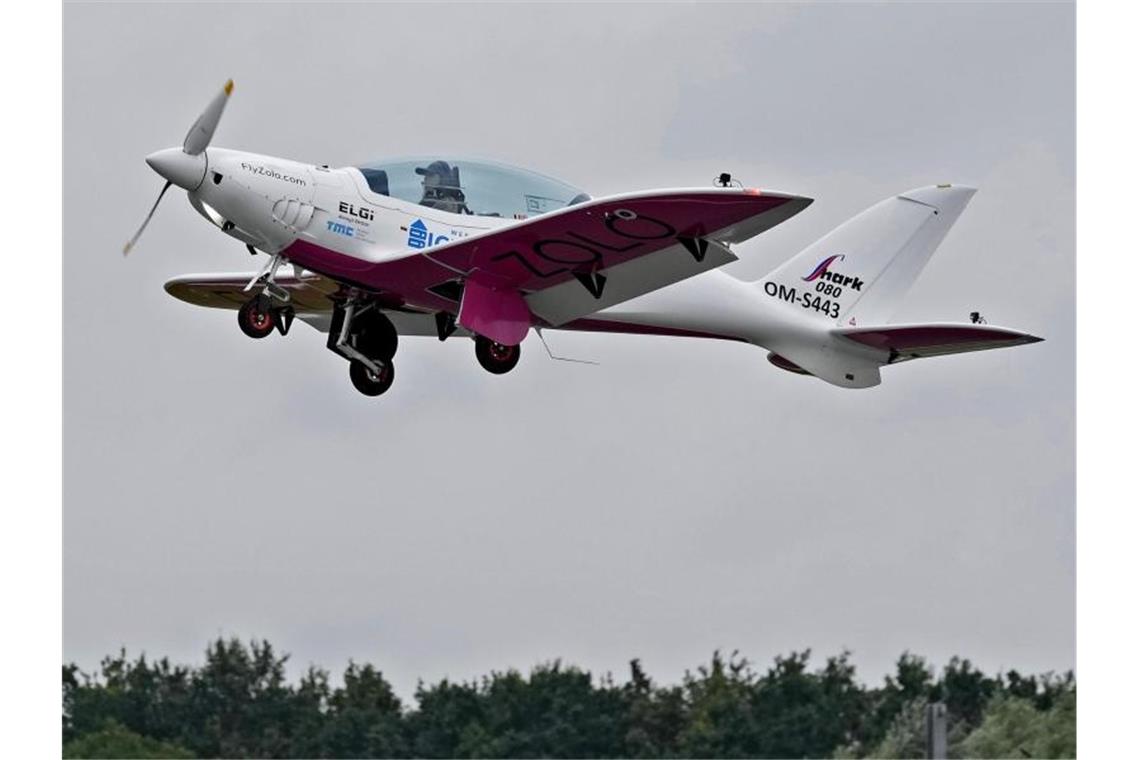 19-jährige Pilotin fliegt um die Welt Das Ziel von Rutherford: Die jüngste Frau werden, die je allein um die Welt geflogen ist. Foto: Virginia Mayo/AP/dpa