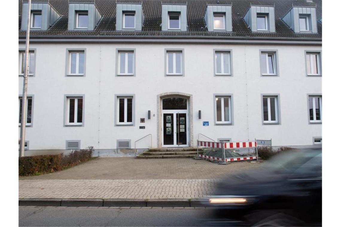 6,5 Millionen Euro aus NRW-Zollamt geklaut Das Zollamt in Emmerich am Rhein. Bei einem spektakulären Einbruchscoup in Emmerich am Niederrhein haben vier Männer rund 6,5 Millionen Euro erbeutet. Die Täter entkamen, bisher gibt es keine heiße Spur. Foto: Federico Gambarini/dpa
