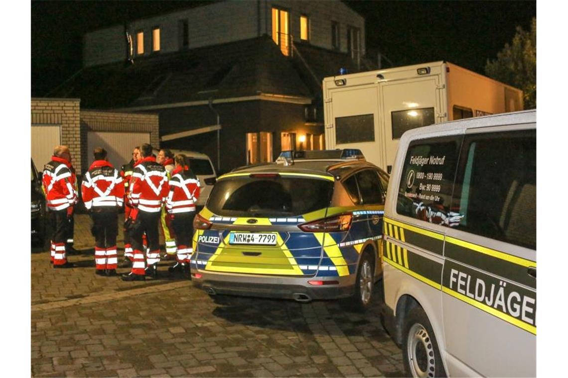 Das Zollfahndungsamt Essen bei einer Razzia in Aldenhoven (Kreis Düren). Foto: Ralf Roeger/dpa