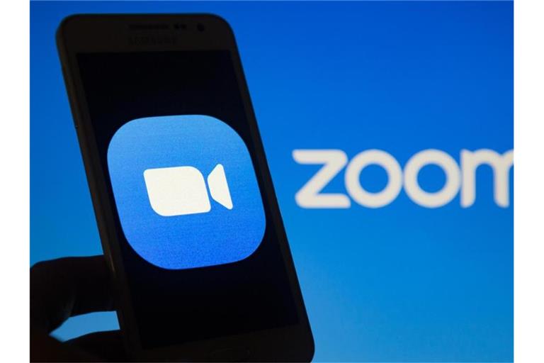 Das Zoom-Logo ist auf einem Smartphone-Bildschirm zu sehen. Der Videokonferenzdienst boomt weiter und hat im zweiten Quartal erstmals die Marke von einer Milliarde Dollar beim Umsatz geknackt. Foto: Andre M. Chang/ZUMA Wire/dpa