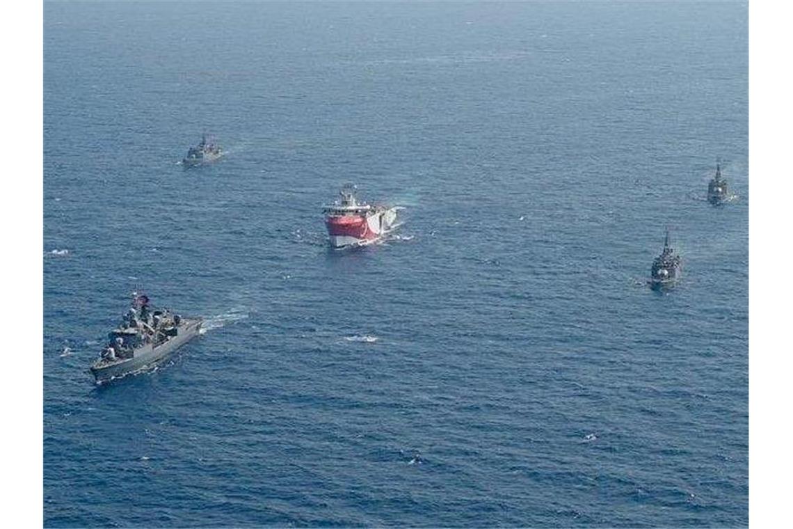 Türkei kündigt Militärübung vor Zypern an Das zur Suche nach Erdgas eingesetzte türkische Forschungsschiff „Oruc Reis“ (M) fährt Anfang August in Begleitung türkischer Kriegsschiffe über das Mittelmeer. Der Streit zwischen der Türkei und Griechenland eskaliert weiter. Foto: -/IHA/AP/dpa