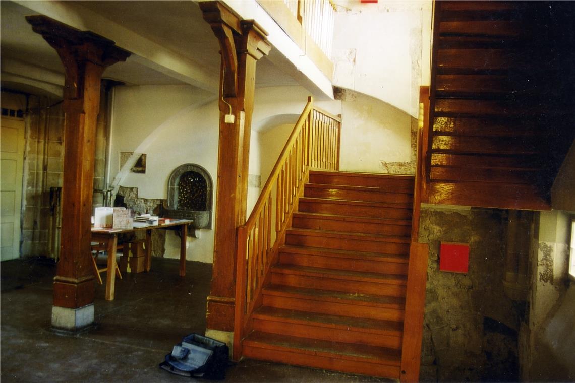 Das zweigeschossige Treppenhaus im gotischen Chor 1999. Ein Jahr später wurde es abgerissen. Repros: P. Wolf
