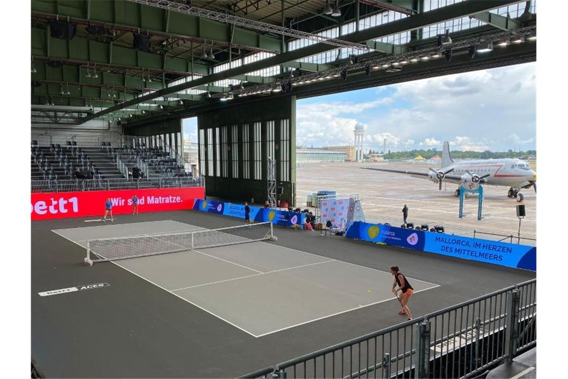 Tennis in Berlin: Aus dem Grunewald in den Hangar 6 Das zweite Berliner-Tennisturnier findet im Hangar des ehemaligen Flughafens Tempelhof statt. Foto: -/bett1ACES/dpa