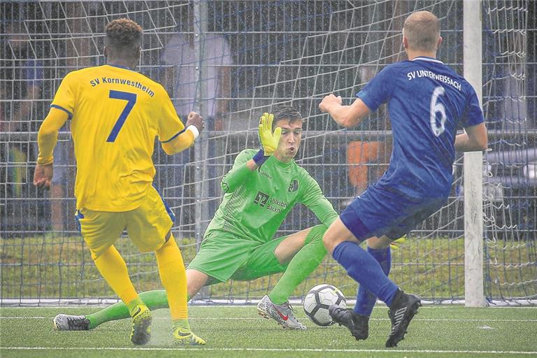 Das zweite Gegentor: Unterweissachs Keeper Lasse Langemack ist machtlos. Foto: A. Becher